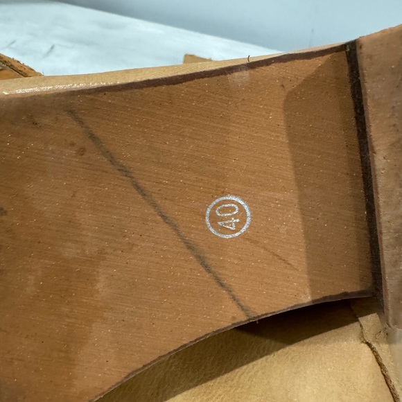 Beautiful tan leather shoes. - Picture 4 of 4